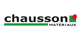 Logo Chausson Matériaux. Le mot chausson est gris, souligné d'une ligne verte. Le mot matériaux et un symbole vert et rouge sont présents.