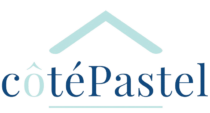 Logo côtéPastel bleu marine et turquoise avec toit stylisé et ligne de soulignement.